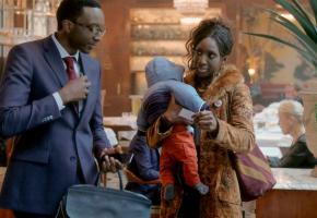 Le jeune avocat sous le charme de la combative nounou. JMH PRODUCTIONS