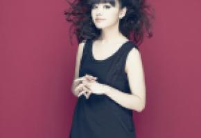 Hiromi fait preuve d’un jeu de piano à l’assurance insolente tout en laissant une grande part à l’improvisation. MUGA MIYAHARA