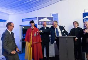 Le nouveau directeur exécutif du Club suisse de la presse, Pierre Ruetschi, ex-rédacteur en chef de la «Tribune de Genève» (à gauche), se voit remettre les clés par l’ancien Guy Mettan. ORBISSWISS