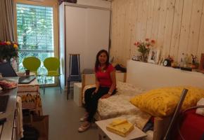 Catherine, une Philippine, a enfin une adresse qui lui permet de toucher des aides sociales