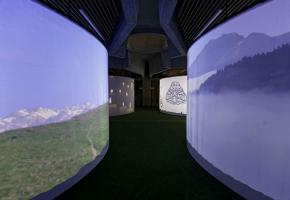 Dans chacun des quatres espaces, une projection d’images symbolise l’esprit du lieu. DR