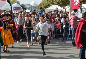 Organisée chaque année en octobre, la course attire la foule sur le quai du Mont-Blanc.