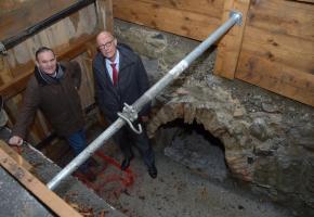 Matthieu de la Corbière, directeur du Service de l’inventaire des monuments d’art et d’histoire, et le député Jean-Marc Guinchard devant l’entrée de la galerie de l’Athénée. STéPHANE CHOLLET