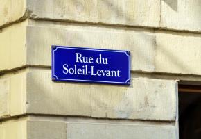 Un panneau en Vieille-Ville. Choisir un nouveau nom de rue: pas si facile! 123RF/ROSTISLAV AGEEV 