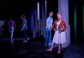 Le présent des personnages se mêle à leur adolescence passée. ARIANE CATTONN BALABEAU