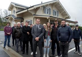 Les forains devant le chalet des époux Walder sur le site de la Bécassière, à Versoix. Au milieu, le député Christo Ivanov. STéPHANE CHOLLET