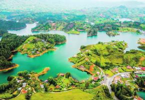 Le cadre verdoyant de Guatapé, vu depuis le piton.