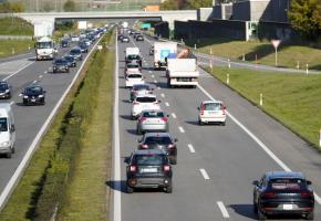 Les voitures squattent la voie de dépassement. Les infractions se multiplient sur l’autoroute, inaugurée en 1964, qui n’est plus adaptée à l’augmentation du trafic. CHRISTIAN BONZON