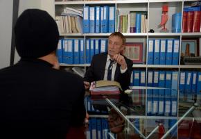 «Je n’arrive pas à me projeter dans l’avenir», réagit Jules (de dos). Son avocat, Me Robert Assaël met en avant le traumatisme psychologique de son client. STEPHANE CHOLLET