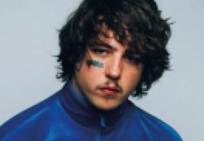 Le jeune artiste garde les stigmates de son passé douloureux. 