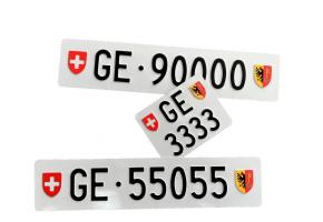 Trois des seize plaques d’immatriculation mises en vente. DR