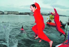 Pour se donner du courage, les populaires se jettent à l’eau dans une ambiance carnavalesque. STéPHANE CHOLLET