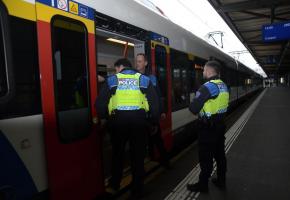 La police des transports en pleine action à Cornavin. STEPHANE CHOLLET