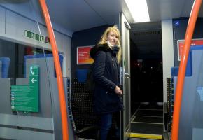 Magali Violet était la troisième femme mécano à Genève. Elle est  aux manettes des trains