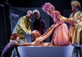 La pièce s’apparente à l’étrange et fabuleuse chronique d’une mort annoncée. ALAN HUMEROSE