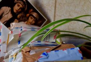 La pièce est une excursion magique dans ce royaume des lettres écrites. DR