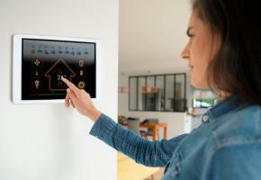 Baisser la température dans chaque pièce permet de réduire sa facture énergétique. 123RF Baisser la température dans chaque pièce permet de réduire sa facture énergétique. 123RF