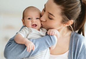 Les jeunes parents sont au centre de l’attention du salon. 123RF