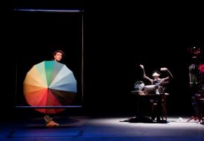 Sur scène, les parapluies prennent vie pour le plus grand bonheur des spectateurs. 