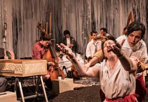 Ce spectacle cocasse, original et profond est mené avec élégance par des interprètes d’une rare qualité. DR