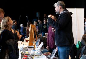 La manifestation rassemble de nombreux auteurs et draine un large public. ALEXANDRE REGAD