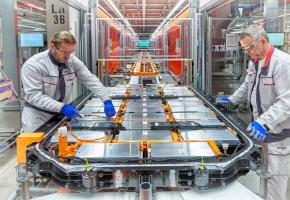 Le soubassement du châssis d’une e-tron d’Audi est tapissé par les batteries. PHOTOS DR