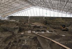 Les vestiges à Saint-Antoine «sont fragiles et ne peuvent pas rester au grand air», avertit Rémy Pagani (en médaillon). DR