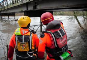 Malgré les changements opérationnels, les interventions se poursuivent. Ici, des pompiers vérifient les bords de l’Arve en crue lundi 3 février. STéPHANE CHOLLET