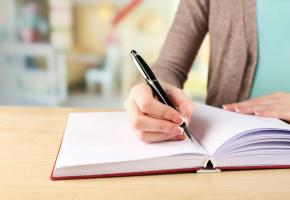 Les écrivains en herbe qui craignent la page blanche seront épaulés. 123RF/BELCHONOCK