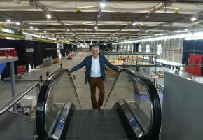 Le directeur du Geneva International Motor Show, Olivier Rihs, devant le futur circuit  de 456 m. qui permettra aux visiteurs de tester les véhicules électriques ou au gaz naturel. MP