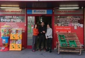 Gaddafi Muhammad devant son son échoppe, entouré par Maria Pérez, du Parti du travail