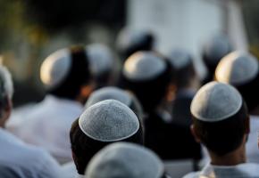 Kippas portées lors d’un mariage. «Il faut éduquer à refuser la banalisation» de l’antisémitisme, suggère Joël Herzog, président de la section genevoise de l’Association Suisse-Israël. 123RF/BORISKU