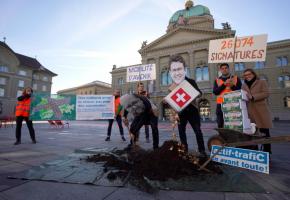 Les militants d’actif-trafiC ont symboliquement enterré des pièces d’or devant le Palais fédéral pour dénoncer le financement des autoroutes. MARTIN BICHSEL