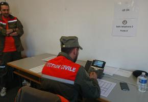 Au standard, Vincent répond au téléphone sous le regard du premier-lieutenant Vincent Buclin. MARIE PRIEUR