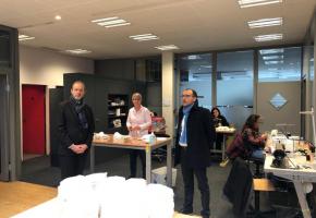 Le conseiller d’Etat Thierry Apothéloz a visité, le 27 mars, les ateliers de l’entreprise sociale privée PRO, qui s’est attelée à fabriquer des masques de protection. DR