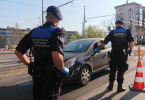 Les voitures, systématiquement contrôlées, franchissent la douane au compte-gouttes. 