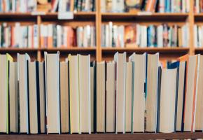 Le confinement invite à la lecture, mais les ventes de livres sont en chute libre. UNSPLASH