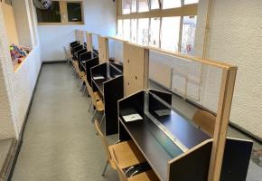 A Champ-Dollon, le parloir pour les visites ordinaires a été réaménagé avec des séparations 