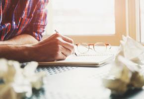 Journaliste genevois, l’auteur est seul à écrire, inspiré par les idées de ses lecteurs. 123RF/IVAN KRUK