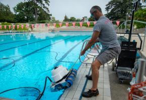 Pour préparer la réouverture, les bassins doivent être nettoyés et mis en eau.  Comme celui de la piscine de Marignac au Grand-Lancy. PHOTOS STéPHANE CHOLLET