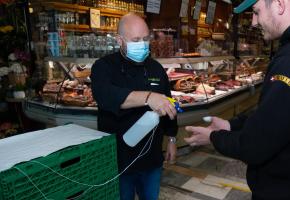 Dominique Ryser, président de l’association de commerçants de la halle (à gauche):  «J’ai pris les choses en main alors que ce n’est pas mon rôle!» STéPHANE CHOLLET