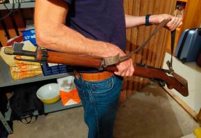 Le vieux fusil de l’armée du père de Jonas, dort depuis des décennies dans un coin de la cave. TR