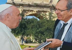 Sylvain-Victor Nahum, co-organisateur de l’Opéra de la paix, et le pape François. DR
