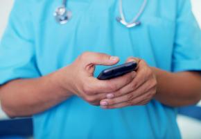 Des smartphones permettront au personnel de lancer l’alerte en cas d’agression. ISTOCK  