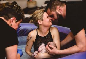 Le quatrième enfant de cette femme et de son compagnon a pointé le bout de son nez chez elle entre les mains expertes de la sage-femme romande Hélène Villars. SOPHIE ROBERT-NICOUD/WWW.SOFY.CH