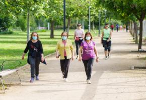 Selon le professeur Beda M. Stadler (en médaillon), le port du masque n’évite qu’1% des transmissions du coronavirus. 123 RF