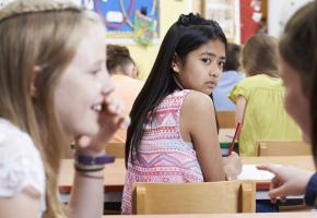 Un élève victime de discrimination raciale peut s’adresser au Centre d’écoute contre le racisme. 