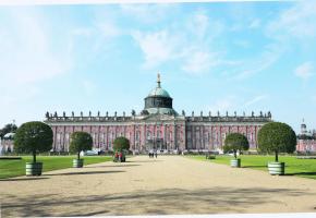 Le Nouveau Palais situé sur le côté ouest du parc de Sans-Souci. 123RF/ERICH TEISTER