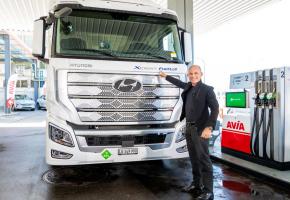 Bertrand Piccard devant l’un des premiers camions Hyundai propulsés à l’hydrogène commandés par Coop et Migros. DR