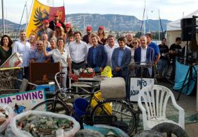 Chaque année, des centaines de bénévoles nettoient le fond du lac. DR